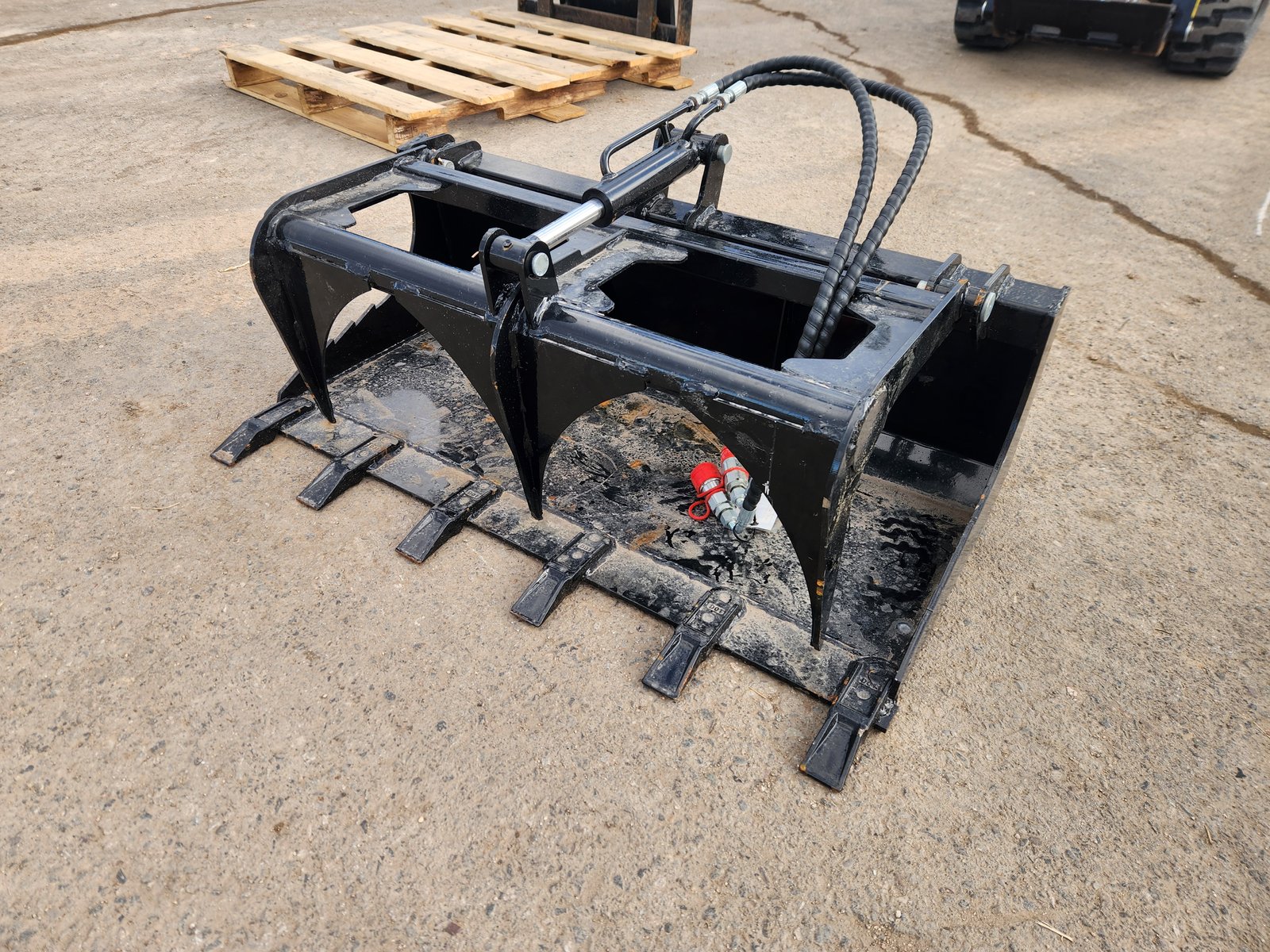 Mini Skid Steer 42" Tooth Grapple Bucket - Full size